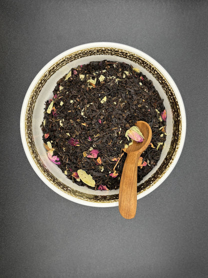 Schwarztee, lose, Rosenblüten